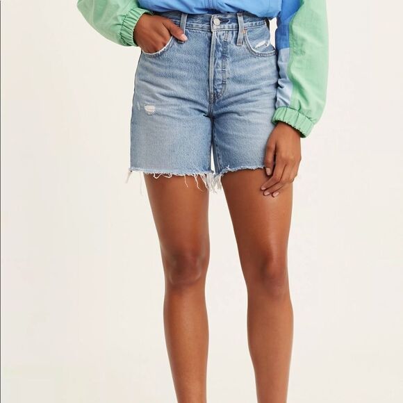 Levi’s 550 Mid Thigh Light Wash Frayed Denim mom Shorts - Picture 2 of 10